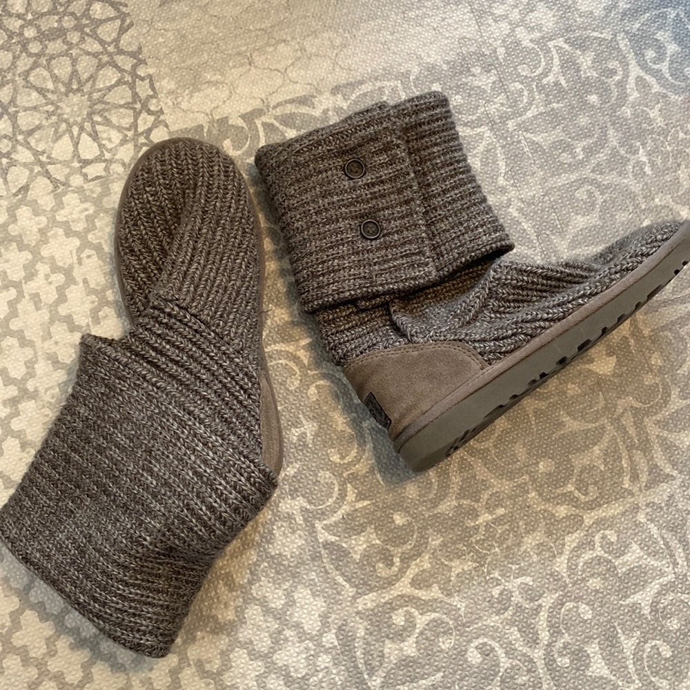 Gray sweater uggs